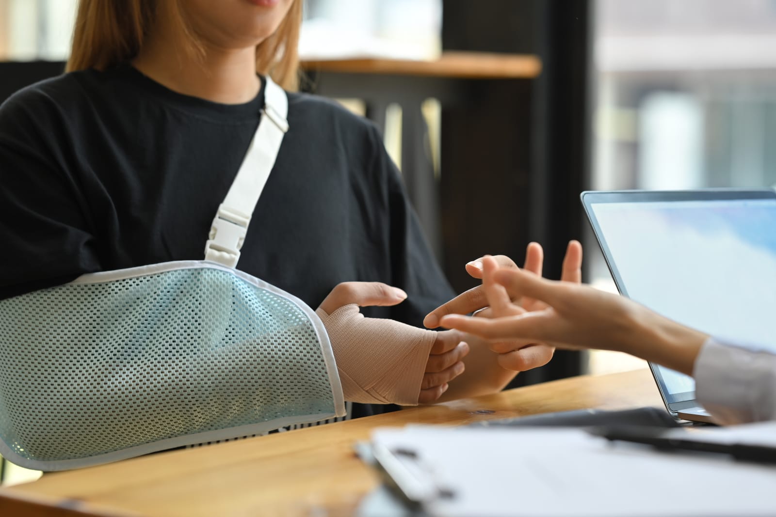 Jak zakładać temblak, aby skutecznie unieruchomić rękę lub bark?