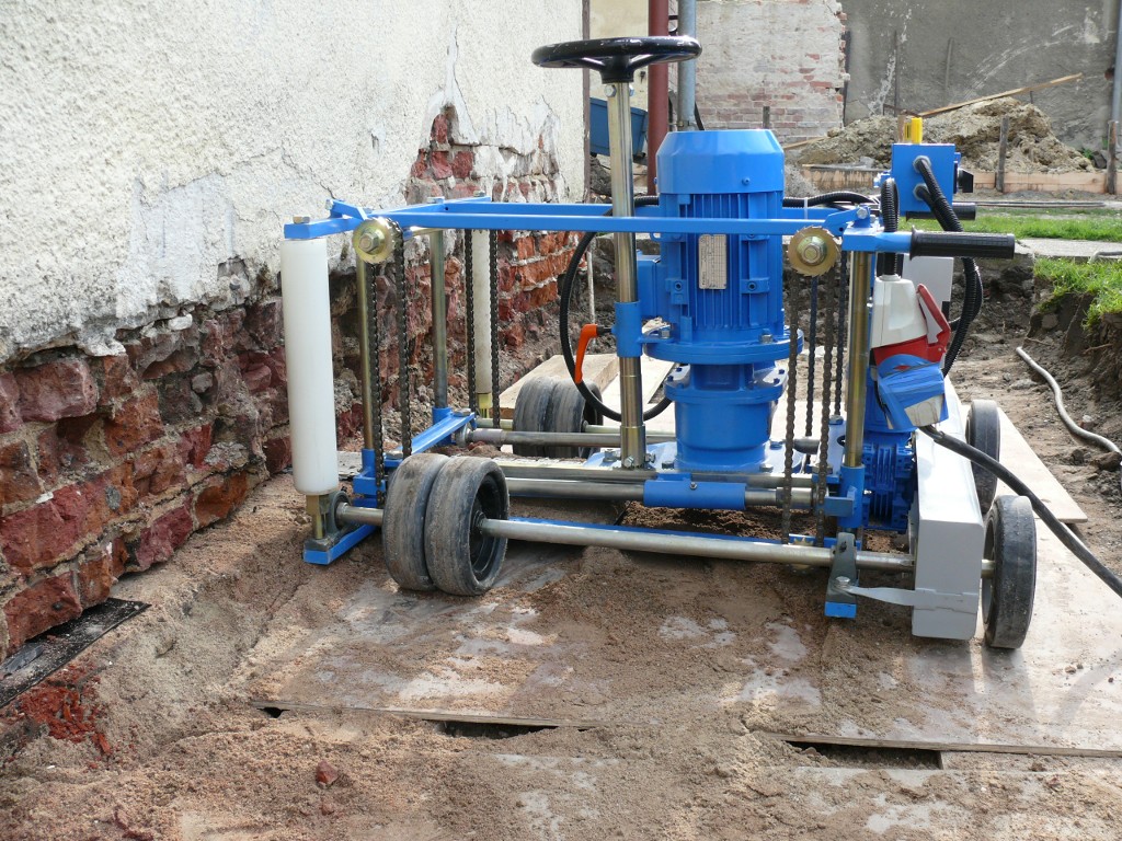 Podcinka – skuteczny sposób na wilgoć w murach  