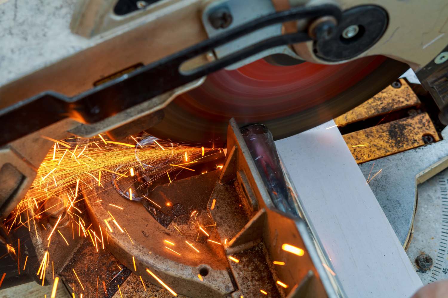 Cięcie tworzyw sztucznych – w jakim celu się je przeprowadza i jak to zrobić 